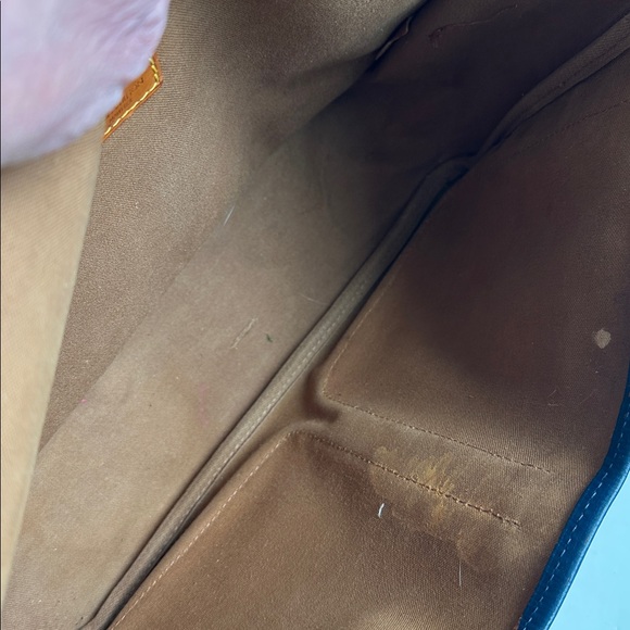 Louis Vuitton Monogram Messenger Bag
Date code FH 8912
14 x 12x 4” - Picture 10 of 16